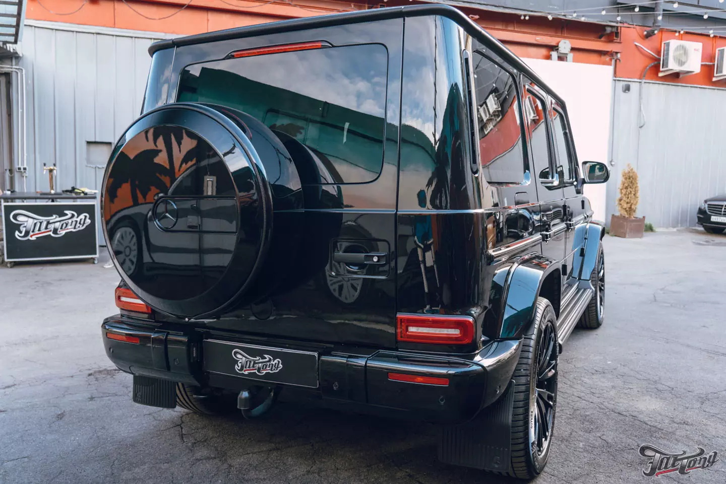 Побортная стереосистема с двумя усилителями на Mercedes G-class. Карбон в салоне. Полировка и керамика кузова, оклейка лобового стекла
